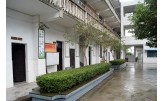 璧山区健龙初级中学校 综合楼前的微雨落花