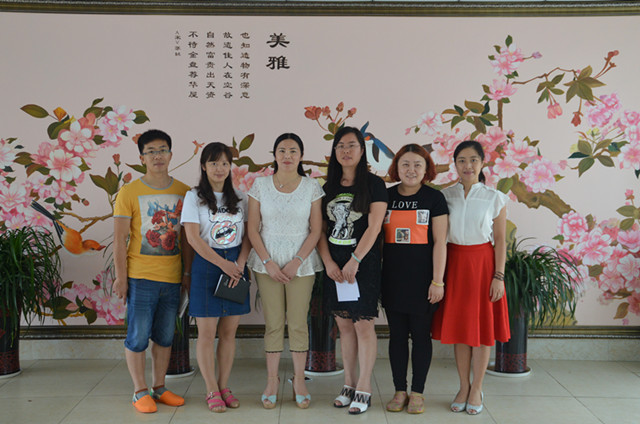 6月27日上午,海棠小学成立了校园文化部。 海棠小学是大足区的一个窗口学校。自创建以来,因独具艺术的办学特色,不断地受到市内外及国家领导的青睐。为了进一步传承海棠文化,使接待工作更加规范化、精细化、专业化,同时也不影响正常的教学工作,学校特成立校园文化部,专门负责接待。学校校长陈茵对文化部全体成员进行了具体详尽的培训,并对他们寄予厚望。