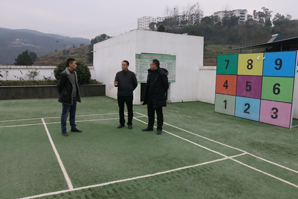 区教委主任余长江到长坝小学调研